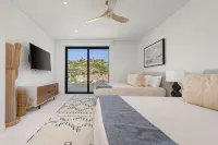 Luxury 5BR Villa with Pool & Hot Tub, Querencia - 精品