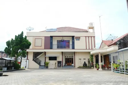 Homestay Griya Kinasih Syariah Pati Mitra RedDoorz Отели в г. Pati Regency