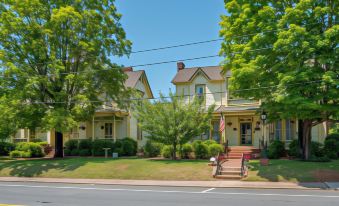 Carrier Houses Bed & Breakfast