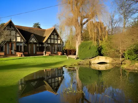 Langshott Manor - Luxury Hotel Gatwick Отели в г. Рейгейт