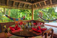 Luna Lodge Hotels in Carate