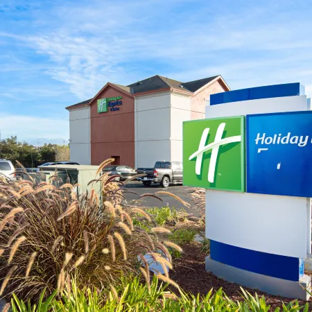 Holiday Inn Express & Suites WATSONVILLE by IHG