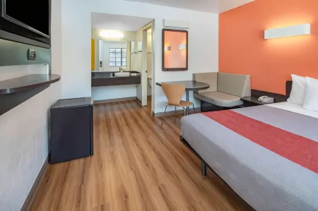 Motel 6 Thousand Oaks, CA Отели рядом с достопримечательностью «Fertility & Surgical Associates of California»