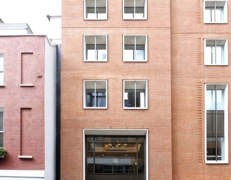 런던 소호 거리와 호텔 외관