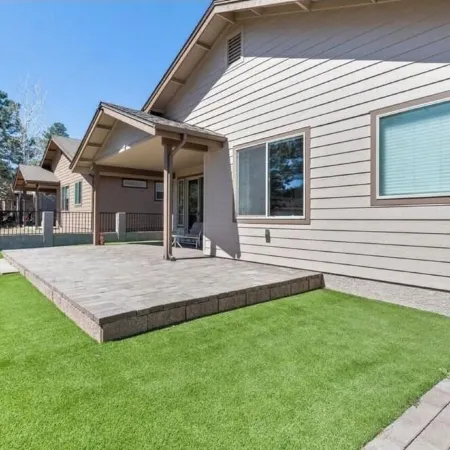 Beautiful Model home 2 minutes to town, golf and hiking. Perfect for families!