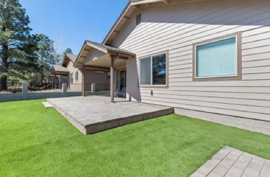 Beautiful Model home 2 minutes to town, golf and hiking. Perfect for families!