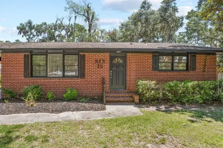 10 min to Parris Island - Pet friendly Retreat w/ Yard & 1-1 Guest House Отели рядом с достопримечательностью «Spanish Moss Trail Train Depot»