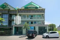 Pondok Hijau Syariah Mitra RedDoorz At Citraland Surabaya Hotel di Desa Sambikerep