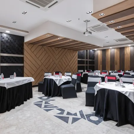 The Suncourt Hotel Yatri Отели рядом с достопримечательностью «Карол-Бах»