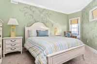 4bd Beachfront Condo w/Pool & Ocean Views