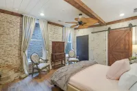 Two Story Suite Overlooking Historic Main Street Galena, IL. Sleeps 16!