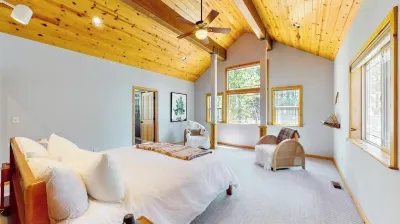 Tahoma Gem: Family fun! Walk to Lake, Steam Shower, Jacuzzi Hotels near Tahoe Pines HOA Pier and Beach