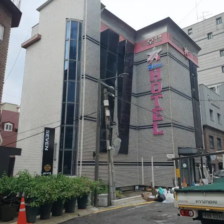 Seven Hostel