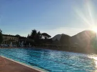 Camellia cottage a 4-minute drive away from public swimming pool for a fee