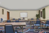 Super 8 by Wyndham Denton