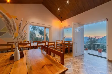 Zostel Plus Nainital (Naina Range) Отели рядом с достопримечательностью «Shree Kainchi Hanuman Mandir»