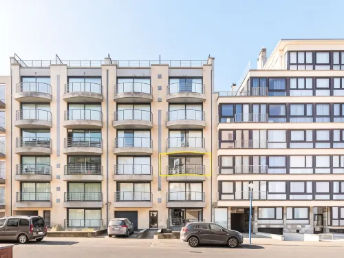 Apartment Near Seawall with Sea View