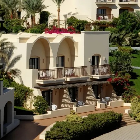 JAZ Belvedere Resort Отели рядом с достопримечательностью «Сохо Площадь»