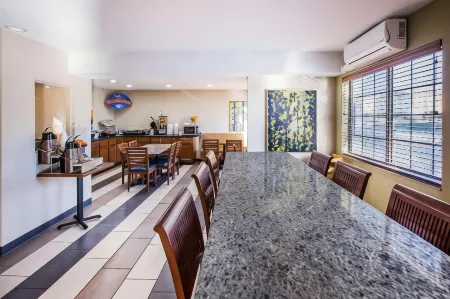 Baymont by Wyndham Cedar Rapids Отели рядом с достопримечательностью «Айламик Сентер оф Сидар-Рапидс»