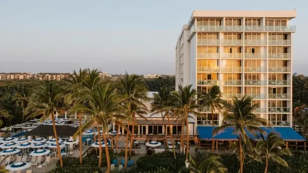 Jupiter Beach Resort & Spa Отели рядом с достопримечательностью «Xanadu»