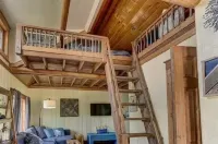 Charming cabin in delightful Woodland Park with WiFi