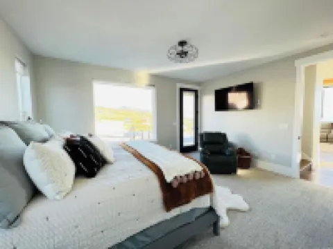 Bear Lake getaway for the whole family! Sleeps 32! Beach access included!!