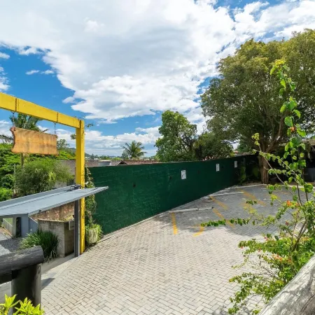 Your Getaway in Florianopolis, Just Minutes From the Beach NDE Отели рядом с достопримечательностью «Кампече»