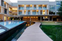 The Signature Hotel Airport - Pools