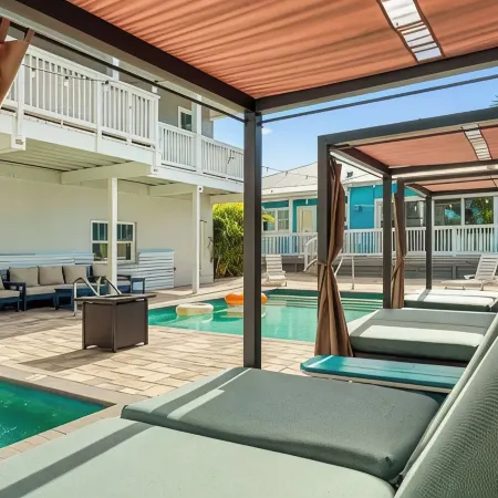 Key West Style Cottage - with pool/hot-tub