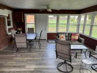 Spacious, Remodeled, in a Quiet Family Oriented Neighborhood - Wifi