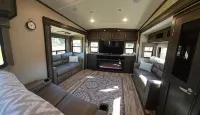 Luxurious 37' 5th Wheel. Enjoy all the fun of Glamping