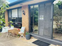 Poppies@Clunes Centrally located 80s-style home Cosy, comfortable & relaxing ! Hotels in Creswick
