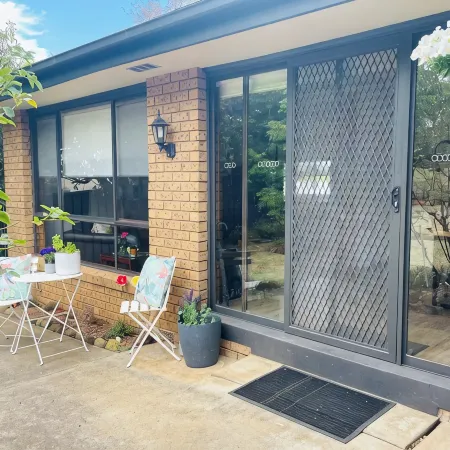 Poppies@Clunes Centrally located 80s-style home Cosy, comfortable & relaxing !