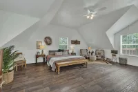 Cactus Flower Treehouse-Pet Friendly-Hill Country Views!