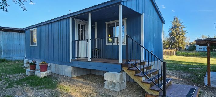 Cozy cabin in a quiet neighborhood near downtown Hamilton Hotels in Ravalli County