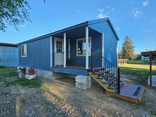 Cozy cabin in a quiet neighborhood near downtown Hamilton