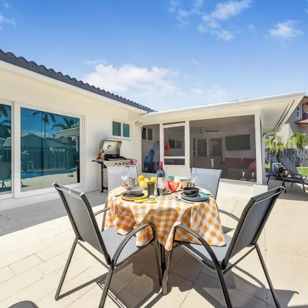Amazing Home w/ Heated Pool 8 mins to the Beach!