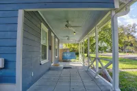 Charming 1-BR pet friendly house in Lockhart. Short stroll to the best BBQ spots
