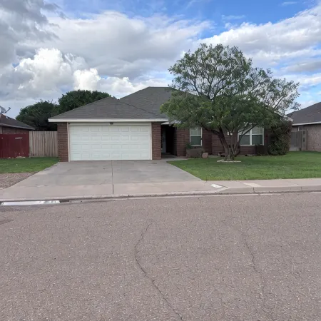 Spacious 4-bedroom house with WiFi, AC in welcoming Clovis