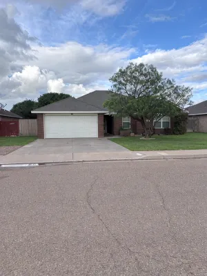 Spacious 4-bedroom house with WiFi, AC in welcoming Clovis
