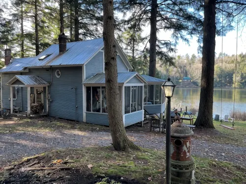 Lakefront  3-bedroom Rustic Cabin in Ryegate, VT. Pet-Friendly! - Homestays