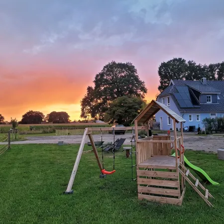 Geräumige Ferienwohnung mit 2 Schlafzimmern, 2 Bädern und Garten