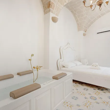 Marchesa - 2 Bedrooms, Terrace & Bath Tub in Center