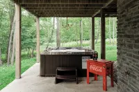 Upscale 5BR Cabin at Deep Creek - 4 King Suites + Hot Tub & Dog Friendly