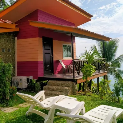 Cliff View Bungalows Отели рядом с достопримечательностью «Точка наблюдения Клонг Сон Бэй»