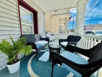 Ultra Modern 3 BR Apt - 5 min walk to the Beach! - 4-Star