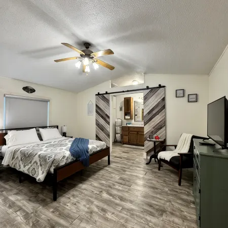 Serene & comfortable Southwestern home in Dalhart for you and your pets…