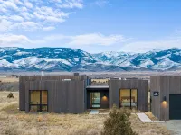 Yellowstone Valley / Hot Tub, Fireplace, Mountain View