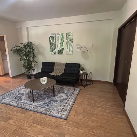 Cozy 1 bedroom apartment across from the airport with WiFi.
