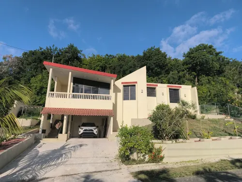 Sky House. Charming 4-bedroom home, fast WiFi, A/C in enchanting Rincón